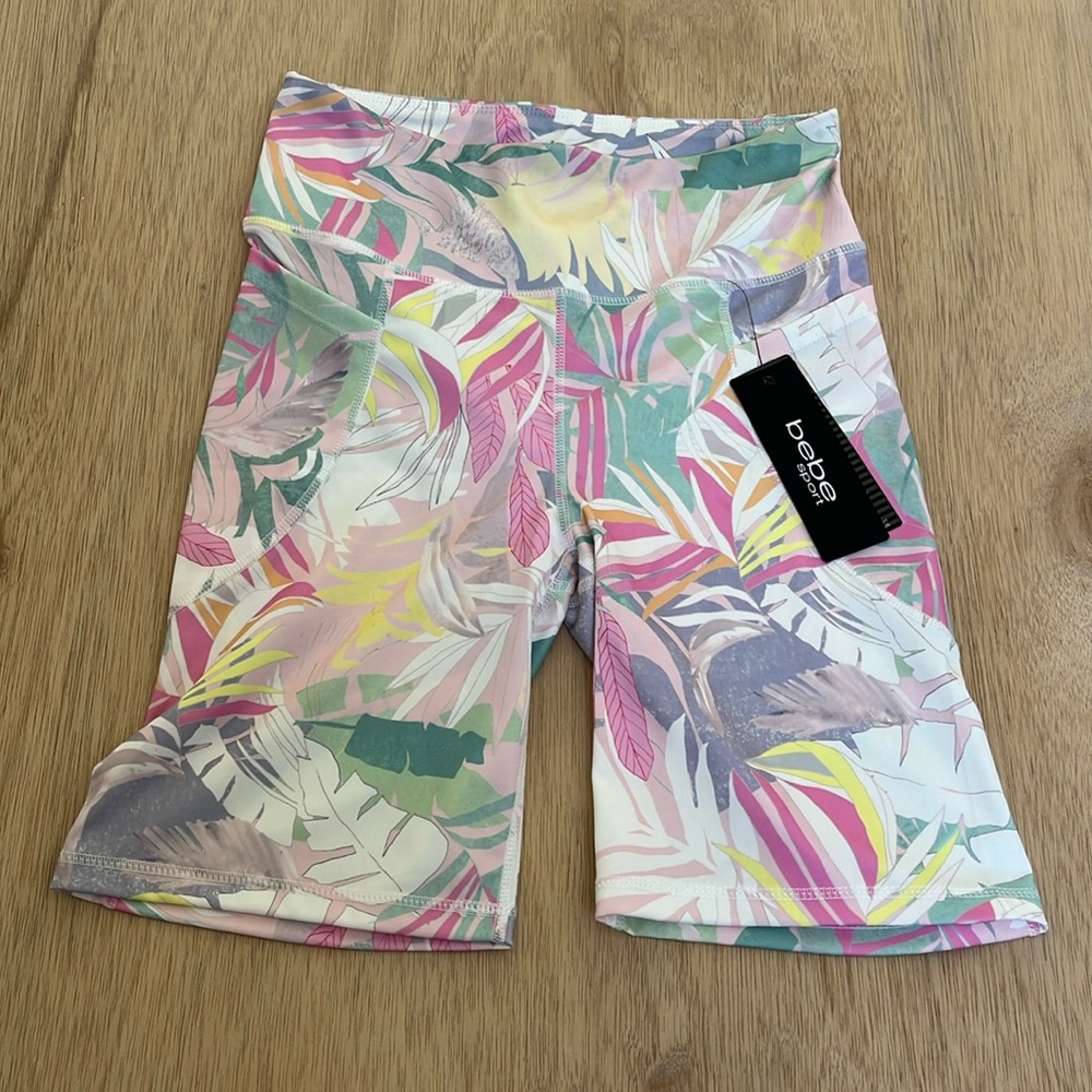 Nwt Bebe Sport short WHITE TROPICAL PRINT  Zise Médium‎